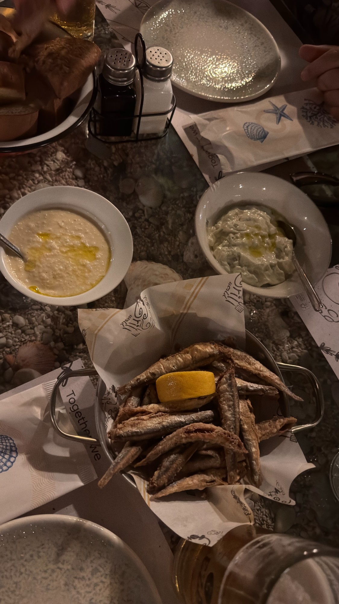 Pesce alla brace fresco taverna Isalos Cefalonia serata
